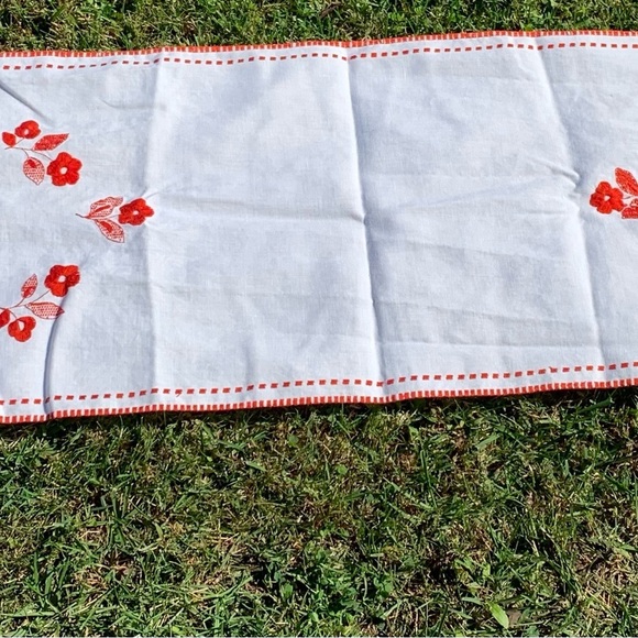 Table Runner - Picture 2 of 7